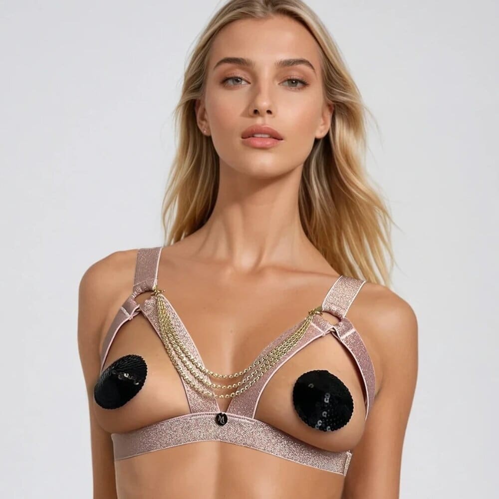 Disponible en noir brillant, en rouge ou en rose, ce modèle élégant est orné de chaînes plaquées or, ajoutant une touche de luxe et de sensualité à votre tenue.