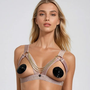 Disponible en noir brillant, en rouge ou en rose, ce modèle élégant est orné de chaînes plaquées or, ajoutant une touche de luxe et de sensualité à votre tenue.