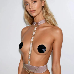 Harnais bijoux rose Baby avec chaînes plaquées or et élastiques réglables, porté sur le buste, pièce de lingerie de luxe confectionnée à la main.