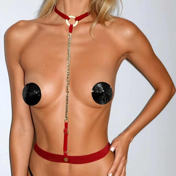 Harnais bijou rouge Lola avec chaînes plaquées or, accessoire féminin haut de gamme sublimant le décolleté ou la taille.