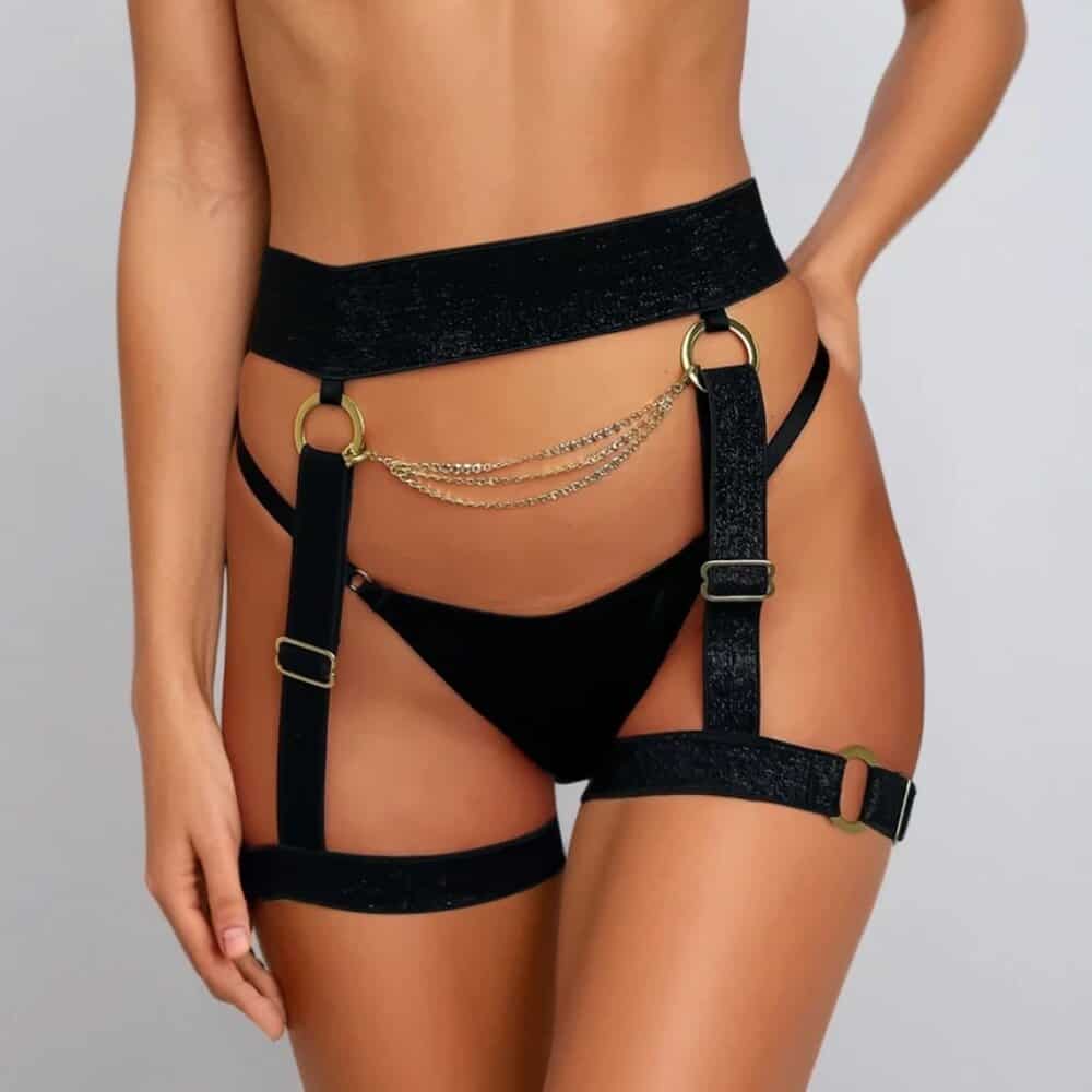 Ceinture porte-jarretelles noire avec chaînes plaquées or, lingerie-bijou signée Maison Libertine.