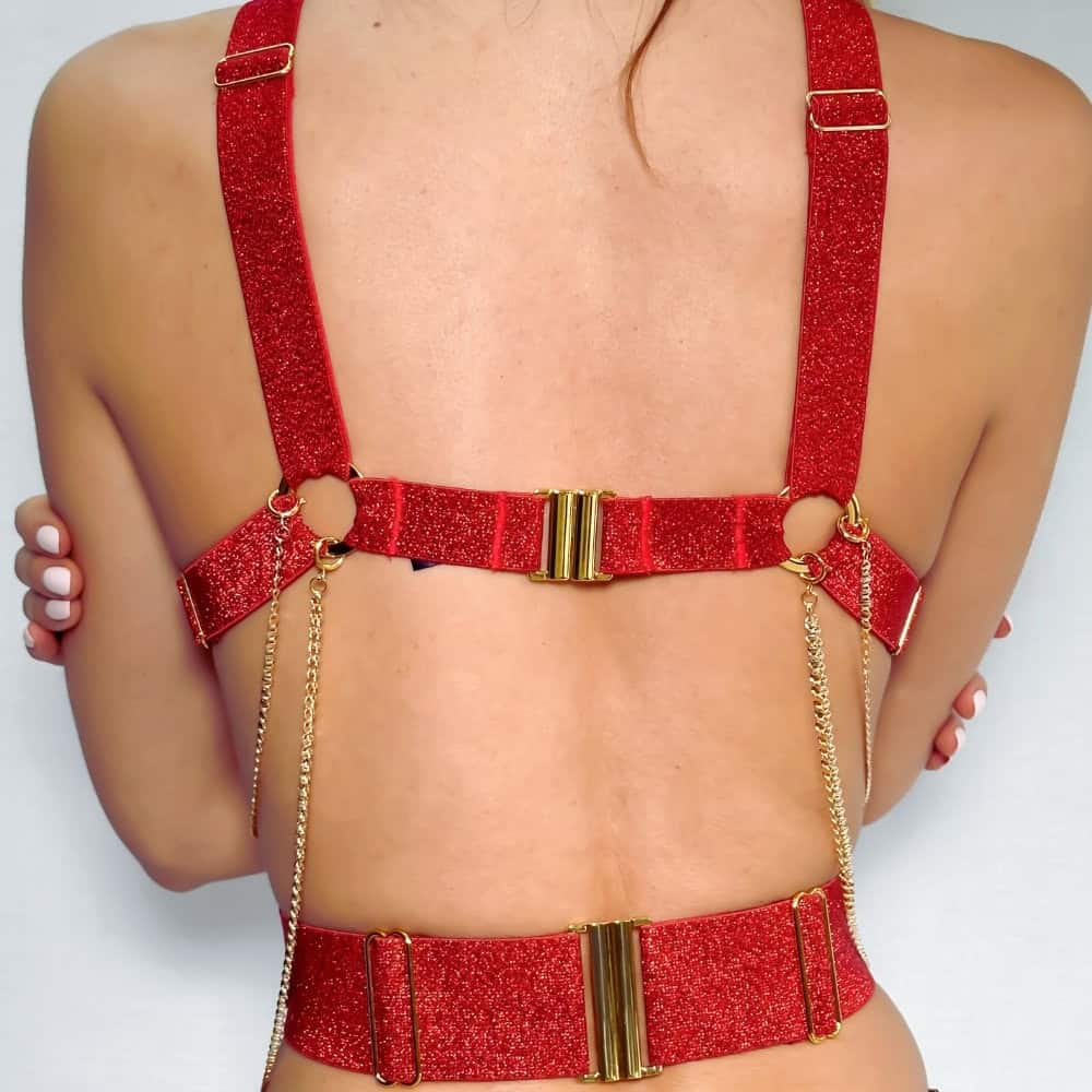 Femme de Dos portant un Harnais Bijoux Rouge