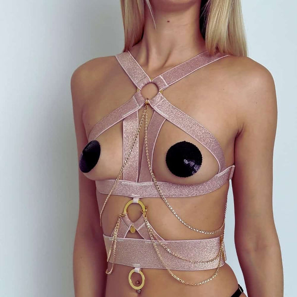 Femme de Devant portant un Harnais Bijoux Rose