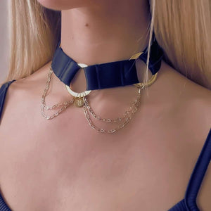 Femme de 3/4 portant une Jarretière Choker Noir avec Chaînes Dorées au niveau du Cou
