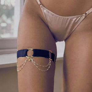Femme de Devant portant une Jarretière Choker Noir avec Chaînes Dorées au niveau de la Cuisse