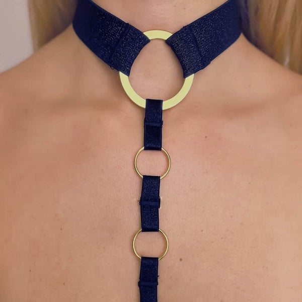 Détail sur le Collier d'une Femme de Devant portant un Harnais Bijou Noir