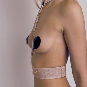 Femme de Côté portant un Harnais Bijou Rose
