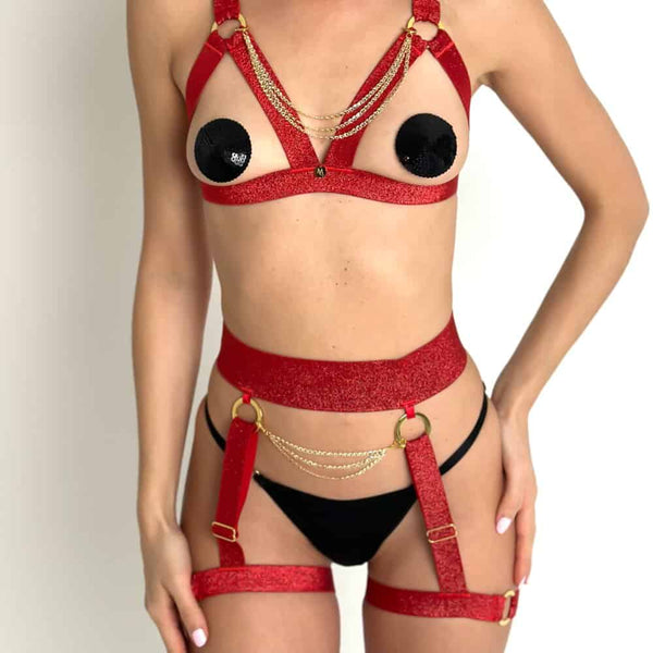 Femme de Devant portant un Soutien-Gorge Ouvert et des Porte-Jarretelles Rouges