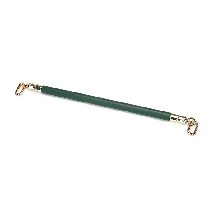 Barre d'écartement en cuir vert et bois d'eucalyptus, avec attaches métalliques dorées. Accessoire BDSM élégant pour une immobilisation précise et contrôlée, parfait pour la collection Mossy Chic.