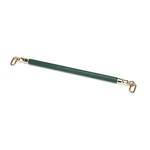 Barre d'écartement en cuir vert et bois d'eucalyptus, avec attaches métalliques dorées. Accessoire BDSM élégant pour une immobilisation précise et contrôlée, parfait pour la collection Mossy Chic.