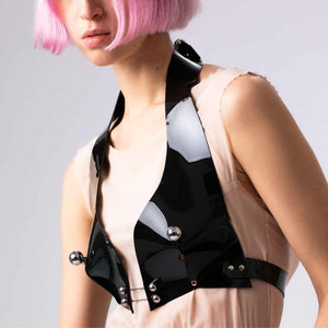 Soutien-gorge noir structuré avec design graphique et détails métalliques
