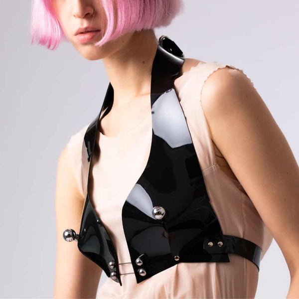 Soutien-gorge noir structuré avec design graphique et détails métalliques