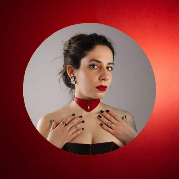 Choker en cuir pleine fleur tanné végétal de haute qualité Rouge avec découpes au laser motif inspiré de la Spiral Goddess Détails en Quincaillerie nickelée fait à la main en Grèce
