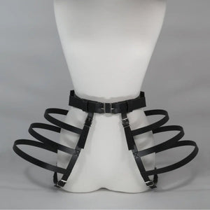 Vue de la ceinture 17863 en cuir haut de gamme portée sur mannequin blanc, avec lanières flottantes sur les hanches, sur fond blanc.