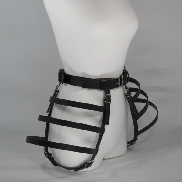 Vue de côté de la ceinture 17863 en cuir haut de gamme portée sur mannequin blanc, avec lanières flottantes visibles, sur fond blanc.