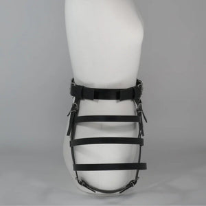 Vue de côté de la ceinture 17863 en cuir sur mannequin blanc sur fond blanc
