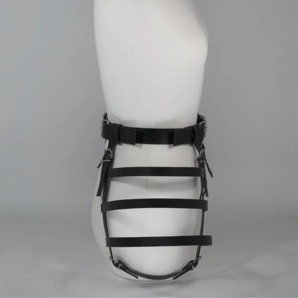 Vue de côté de la ceinture 17863 en cuir sur mannequin blanc sur fond blanc