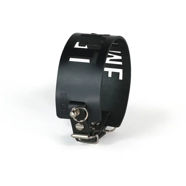 Vue de côté du choker 86738 en cuir, mettant en valeur le lettrage découpé au laser “LEASH ME” et le design raffiné du collier.