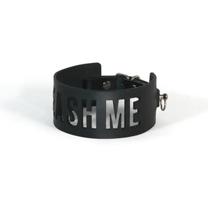 Le choker 86738 en cuir, avec lettrage découpé au laser “LEASH ME”, se distingue par un design raffiné et audacieux, offrant une touche d'élégance affirmée.