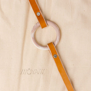 Collier OYA orange anneau Marbre au centre du collier fait en porcelaine rose et blanc de chez adele brydges chez brigade mondaine.