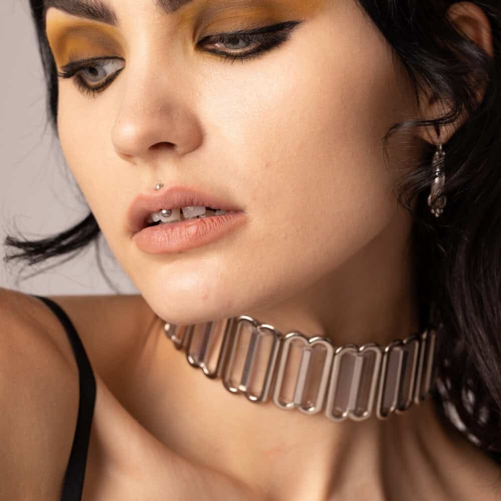 Modèle portant le Bulletproof Choker Crystal Perlensau avec base transparente et plaques métalliques argentées articulées, proposé par Brigade Mondaine Paris.