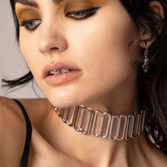 Modèle portant le Bulletproof Choker Crystal Perlensau avec base transparente et plaques métalliques argentées articulées, proposé par Brigade Mondaine Paris.