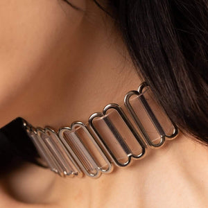 Modèle portant le Bulletproof Choker Crystal Perlensau avec base transparente et plaques métalliques argentées articulées, proposé par Brigade Mondaine Paris.