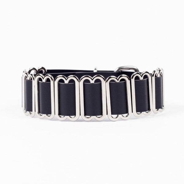Modèle portant le Bulletproof Choker noir Perlensau avec plaques métalliques dorées articulées, proposé par Brigade Mondaine Paris.