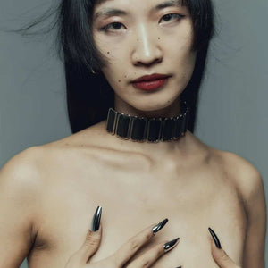 Modèle portant le Bulletproof Choker noir Perlensau avec plaques métalliques dorées articulées, proposé par Brigade Mondaine Paris.