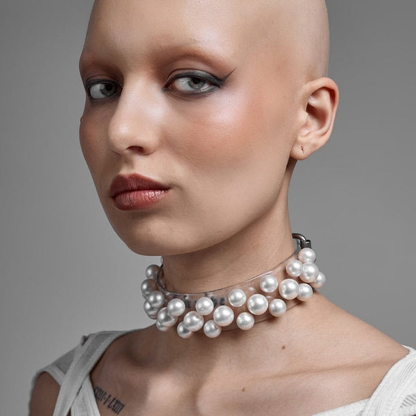 Modèle portant le Boudoir Choker Perlensau avec perles blanches montées sur base transparente, proposé par Brigade Mondaine Paris.