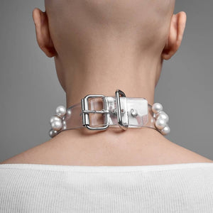 Modèle portant le Boudoir Choker Perlensau avec perles blanches montées sur base transparente, proposé par Brigade Mondaine Paris.