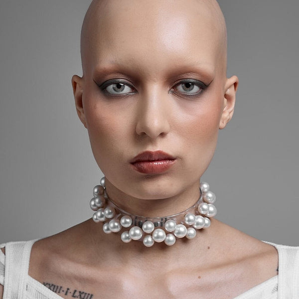 Modèle portant le Boudoir Choker Perlensau avec perles blanches montées sur base transparente, proposé par Brigade Mondaine Paris.