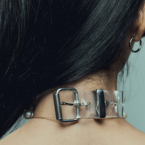 Modèle portant le Boudoir Choker Perlensau avec perles blanches montées sur base transparente, proposé par Brigade Mondaine Paris.