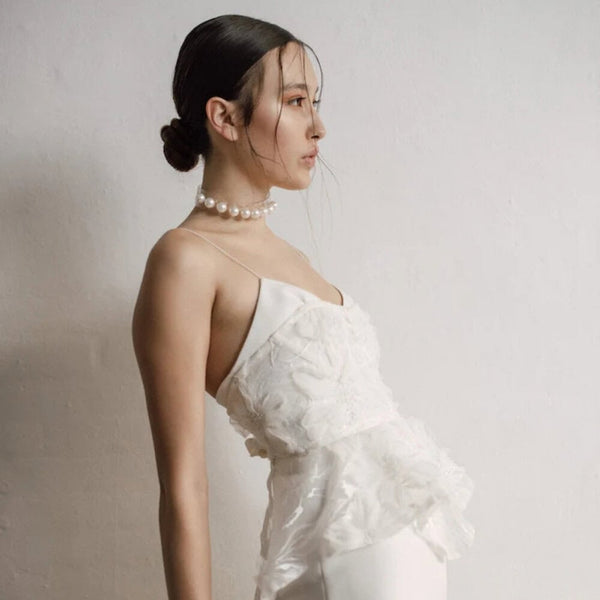 Modèle portant le Boudoir Choker Perlensau avec perles blanches montées sur base transparente, proposé par Brigade Mondaine Paris.
