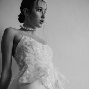 Modèle portant le Boudoir Choker Perlensau avec perles blanches montées sur base transparente, proposé par Brigade Mondaine Paris.