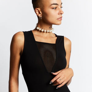 Modèle portant le Boudoir Choker Perlensau avec perles blanches montées sur base transparente, proposé par Brigade Mondaine Paris.