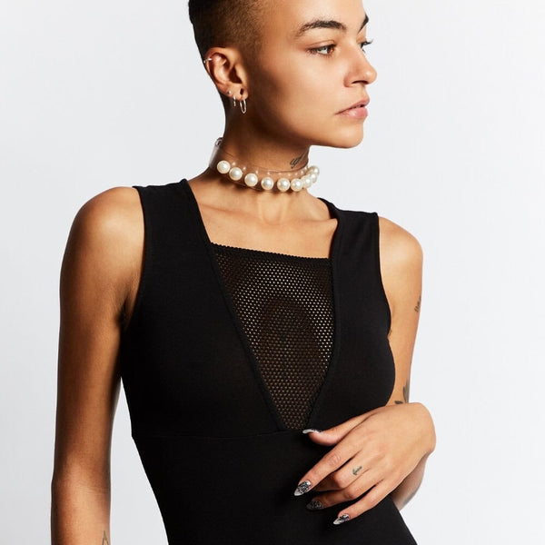 Modèle portant le Boudoir Choker Perlensau avec perles blanches montées sur base transparente, proposé par Brigade Mondaine Paris.