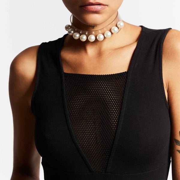 Modèle portant le Boudoir Choker Perlensau avec perles blanches montées sur base transparente, proposé par Brigade Mondaine Paris.