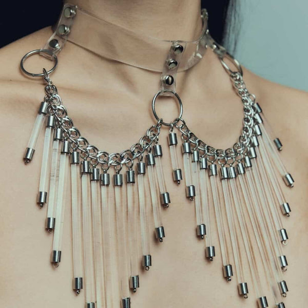 Modèle portant le Cosmic Choker Perlensau en matière transparente avec chaînes métalliques et pampilles suspendues, proposé par Brigade Mondaine Paris.
