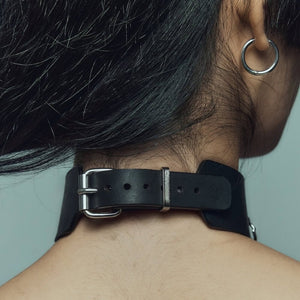 Modèle portant le Dedication Choker Perlensau en cuir noir avec chaîne métallique argentée, proposé par Brigade Mondaine Paris.
