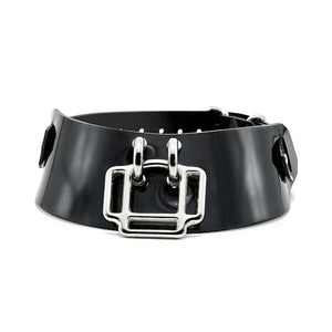Modèle portant le Phenomenon Choker Perlensau noir brillant avec large boucle métallique géométrique, proposé par Brigade Mondaine Paris.