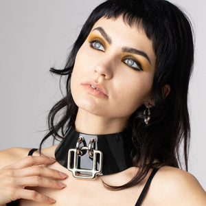 Modèle portant le Phenomenon Choker Perlensau noir brillant avec large boucle métallique géométrique, proposé par Brigade Mondaine Paris.