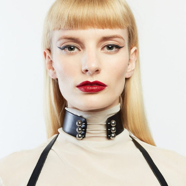 Trinity Choker Perlensau en cuir noir avec barres métalliques et sphères argentées, proposé par Brigade Mondaine Paris.