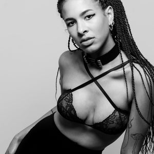 Trinity Choker Perlensau en cuir noir avec barres métalliques et sphères argentées, proposé par Brigade Mondaine Paris.