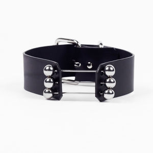 Trinity Choker Perlensau en cuir noir avec barres métalliques et sphères argentées, proposé par Brigade Mondaine Paris.