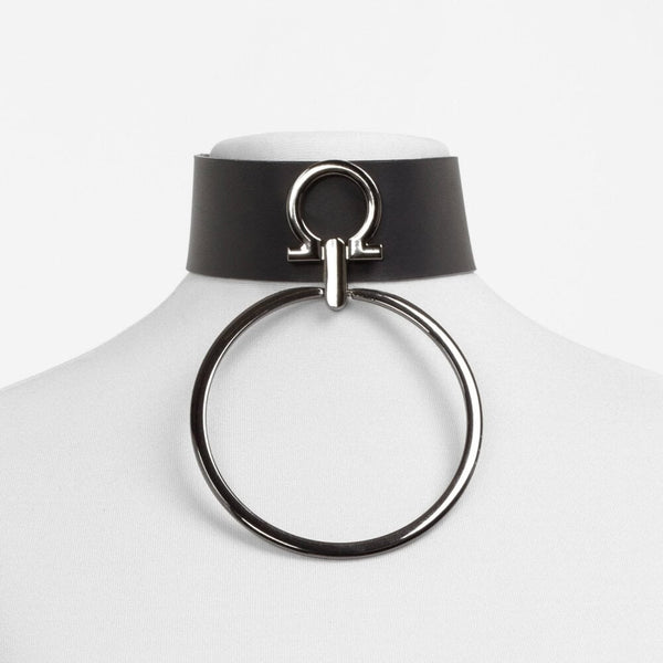 Modèle portant le choker Divine Perlensau en cuir noir avec large anneau métallique suspendu, proposé par Brigade Mondaine Paris.