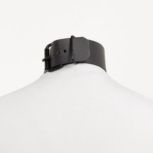 Modèle portant le choker Divine Perlensau en cuir noir avec large anneau métallique suspendu, proposé par Brigade Mondaine Paris.