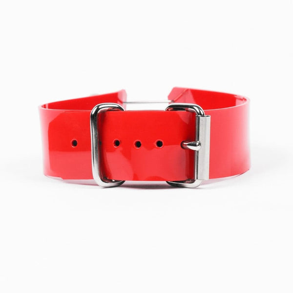 Modèle portant le Industrial Choker rouge Perlensau en cuir avec tiges métalliques et sphères argentées, proposé par Brigade Mondaine Paris.Modèle portant le Industrial Choker rouge Perlensau en cuir avec tiges métalliques et sphères argentées, proposé par Brigade Mondaine Paris.