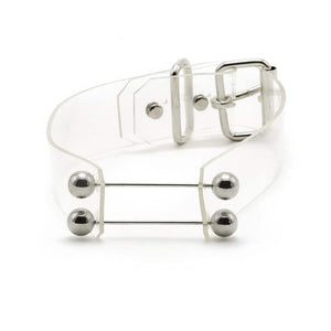 Modèle portant le Industrial Choker Crystal Perlensau avec éléments métalliques et détails brillants, proposé par Brigade Mondaine Paris.