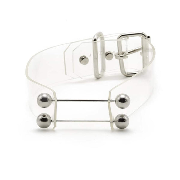 Modèle portant le Industrial Choker Crystal Perlensau avec éléments métalliques et détails brillants, proposé par Brigade Mondaine Paris.